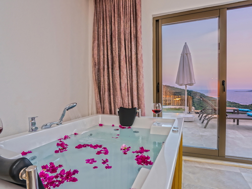  gece  -  Kasım
  | Kaş Yeniköy’de Deniz Manzaralı, Jakuzili Balayı ve Aile Villası – 4 Kişilik Tatil İçin İdeal Seçim